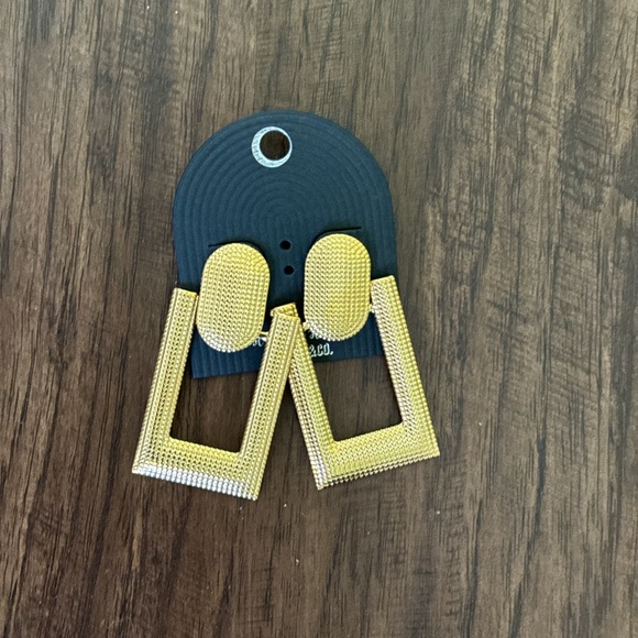 Large textured door knocker earring - Picture 4 of 6